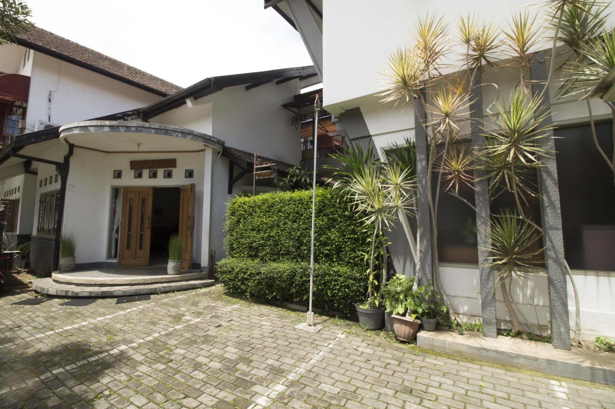 Reddoorz @ Setrasari Hotel Bandung Ngoại thất bức ảnh